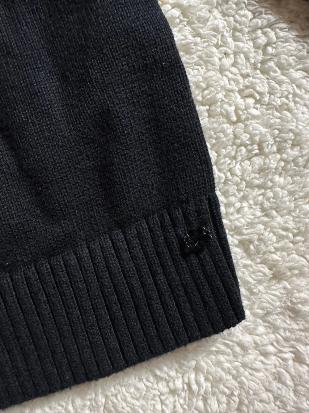 ARITZIA SUNDAY BEST TOPAZ OFF-THE-SHOULDER SWEATER - Picture 4 of 5